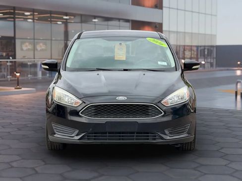 Used 2016 Ford Focus SE w/ SE Cold Weather Package FWD image 4