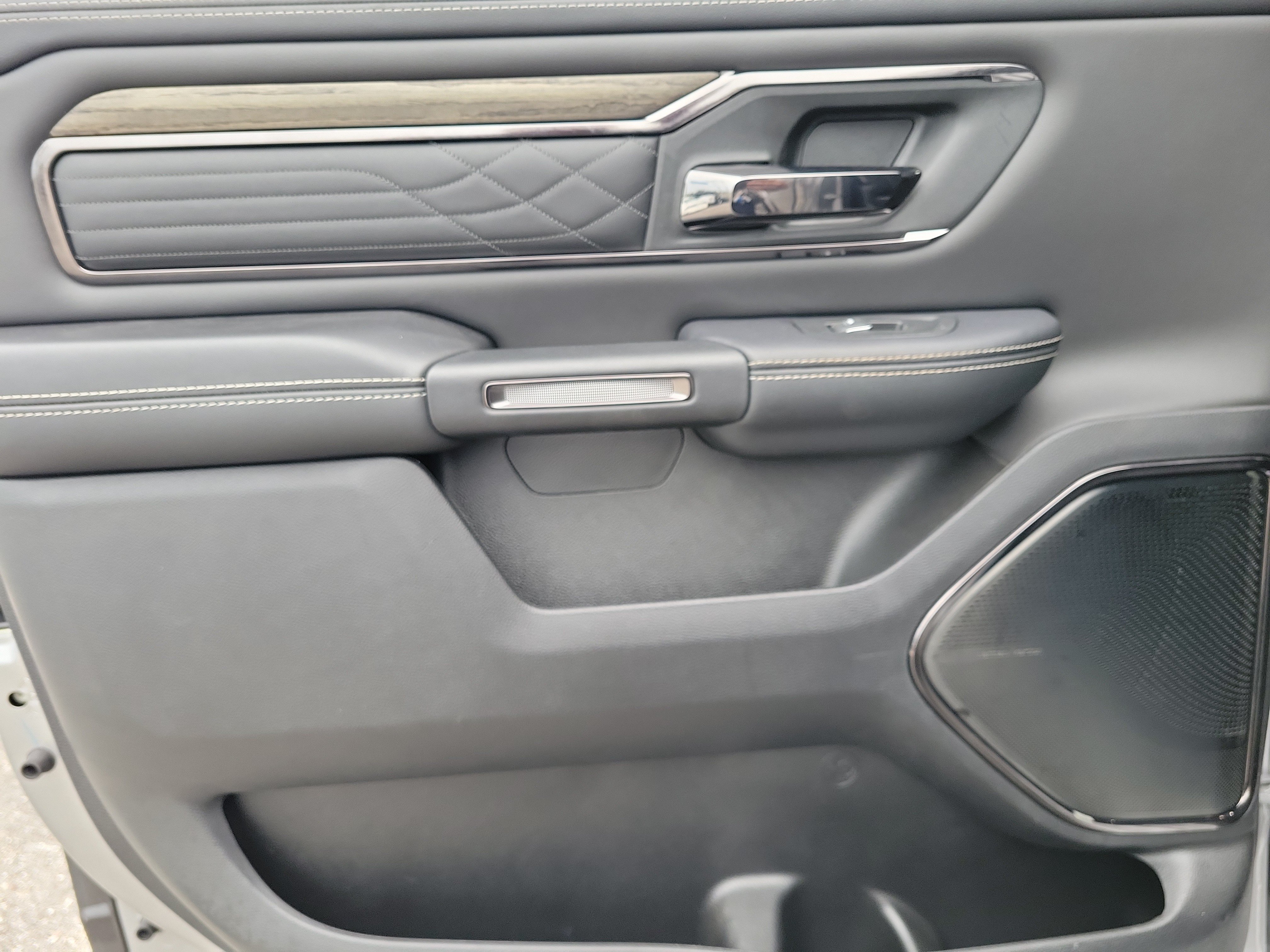 Used 2025 RAM 1500 Limited AWD/4WD image 14