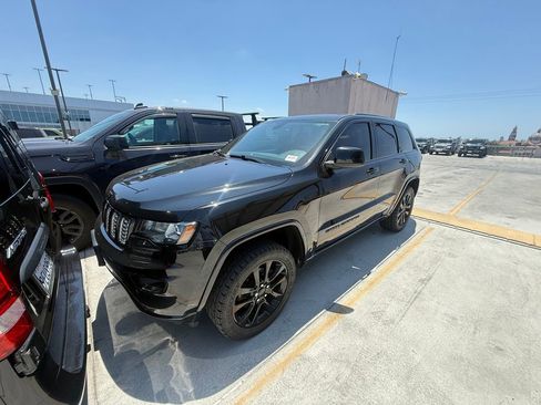 Used 2017 Jeep Grand Cherokee Altitude AWD/4WD image 1