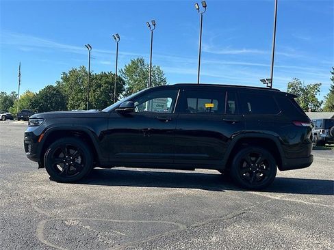 Used 2023 Jeep Grand Cherokee L Laredo image 4