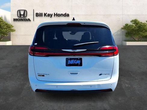 Used 2023 Chrysler Pacifica Touring-L FWD image 4