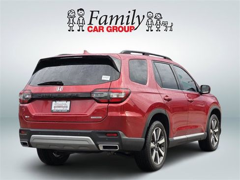 Used 2025 Honda Pilot Touring image 4
