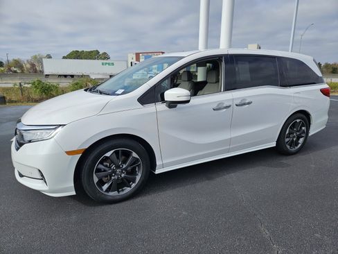 Used 2024 Honda Odyssey Elite image 3