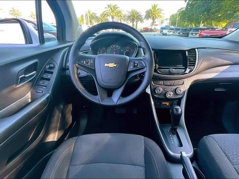 Used 2021 Chevrolet Trax LS w/ Tint and Cruise Package FWD image 5