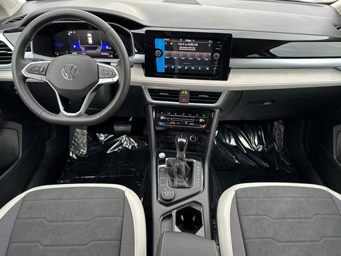 New 2026 Volkswagen Taos SE image 12