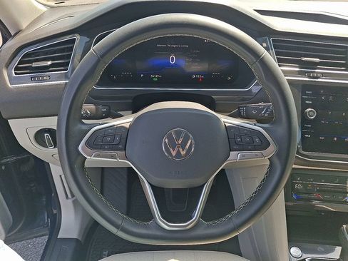 Used 2023 Volkswagen Tiguan SE w/ Panoramic Sunroof Package FWD image 17