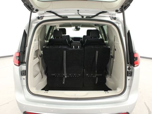 Used 2024 Chrysler Pacifica Touring-L image 12