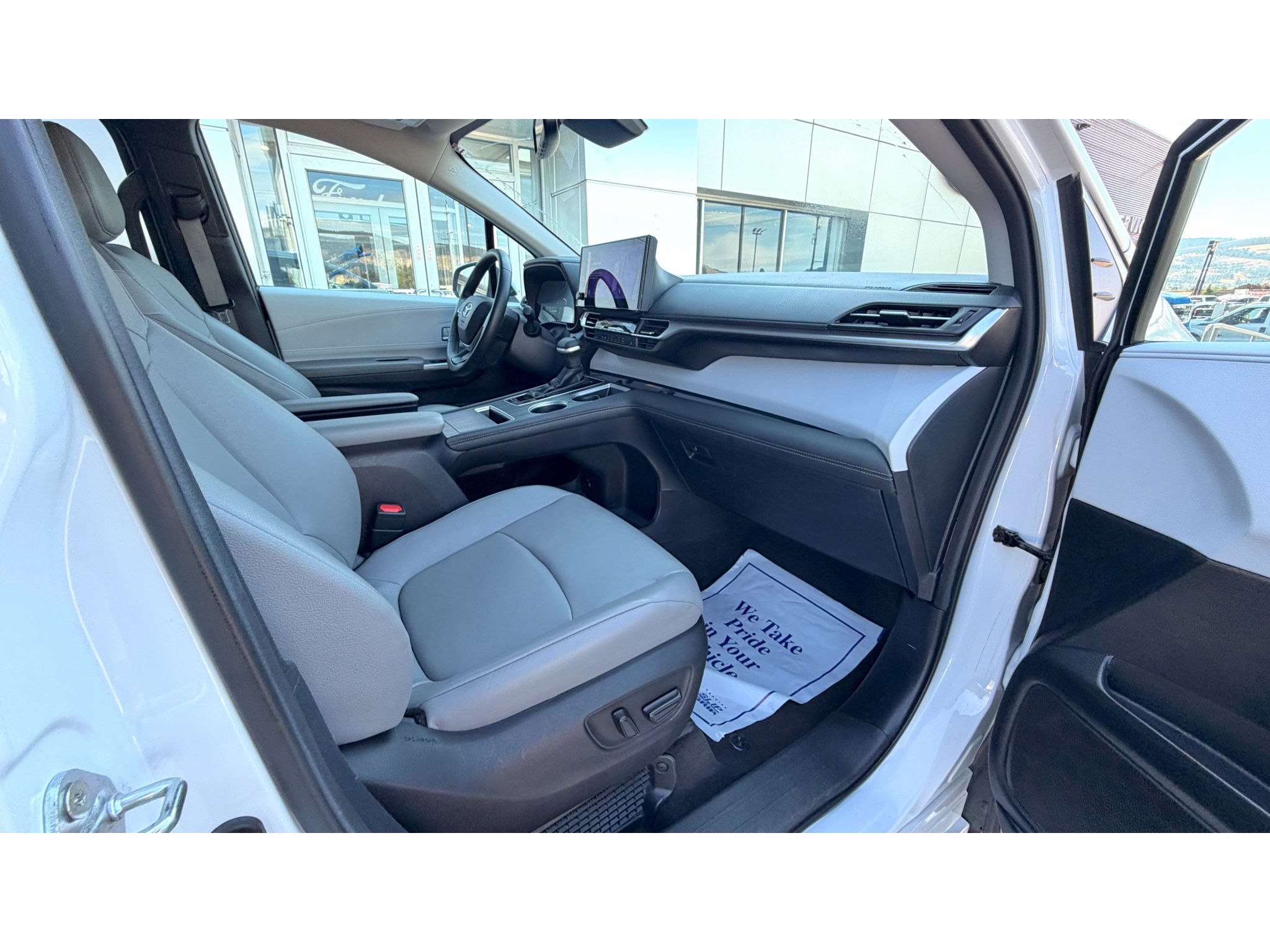 Used 2025 Toyota Sienna XLE FWD image 11
