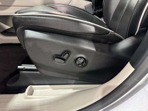 Used 2024 Chrysler Pacifica Limited FWD image 20