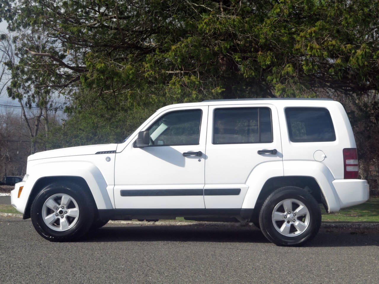 Used 2011 Jeep Liberty Sport AWD/4WD image 2
