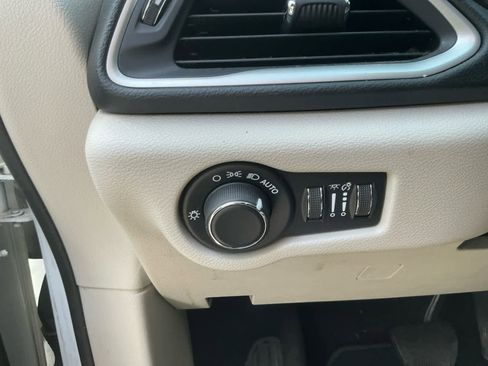 Used 2020 Chrysler Voyager Lxi image 17