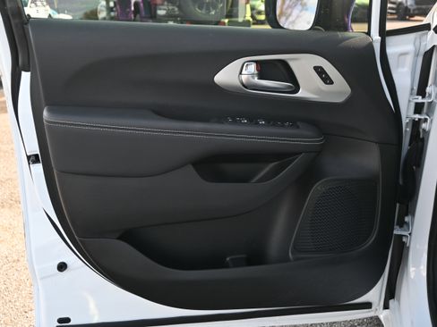 Used 2024 Chrysler Pacifica Limited w/ S Appearance Package FWD image 29
