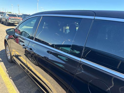 Used 2025 Chrysler Pacifica Select FWD image 19