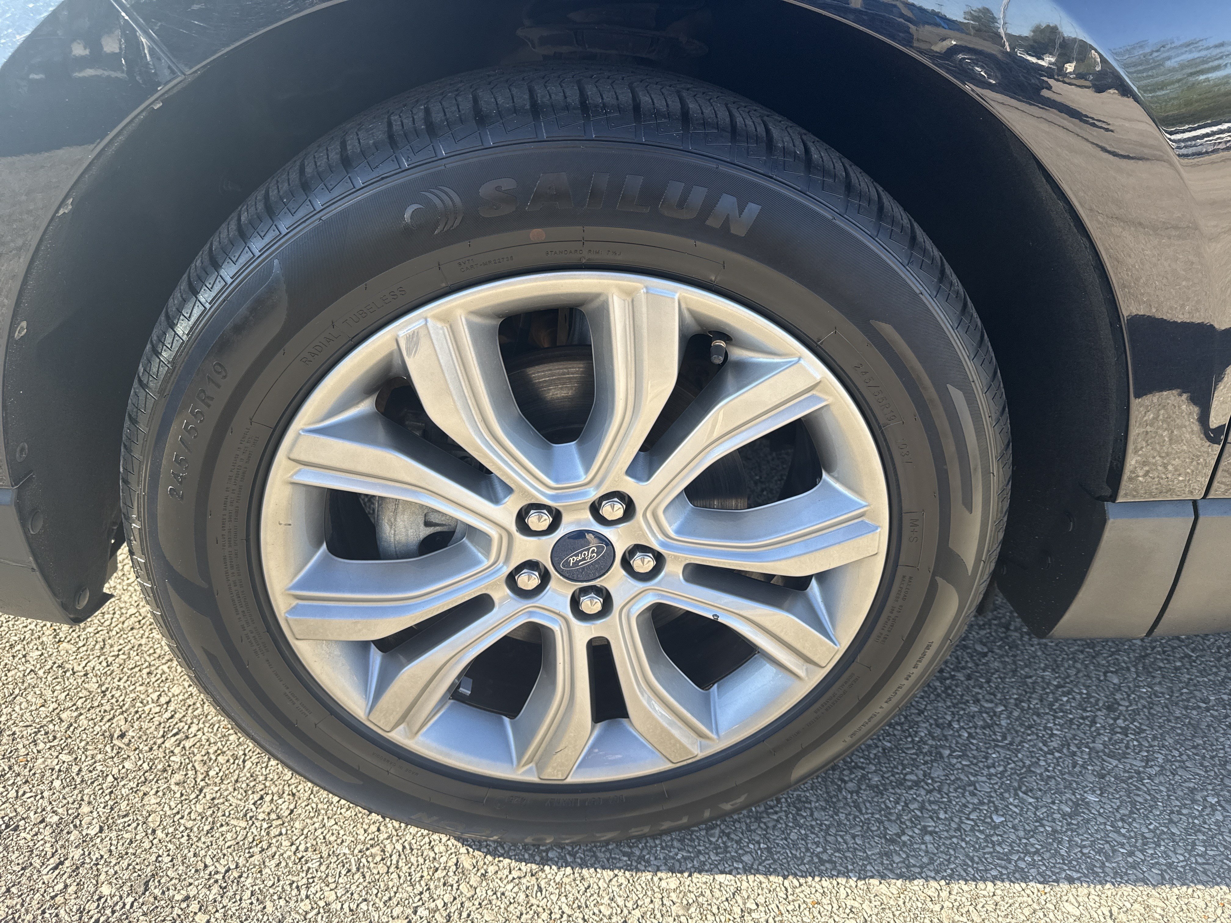 Used 2019 Ford Edge Titanium FWD image 11
