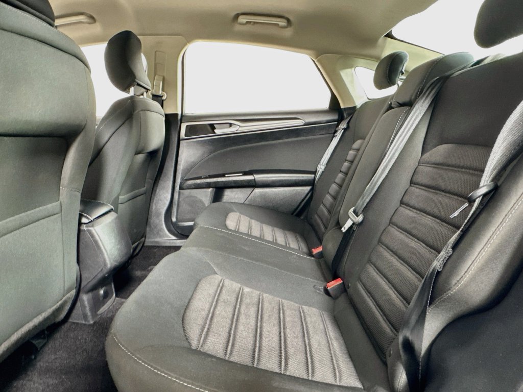 Used 2017 Ford Fusion SE FWD image 11