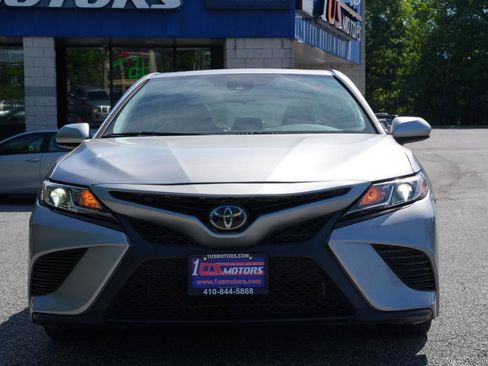 Used 2018 Toyota Camry SE w/ Moonroof Package FWD image 2