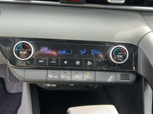 Used 2023 Hyundai Elantra SEL image 18