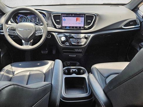 Used 2025 Chrysler Pacifica Select FWD image 15