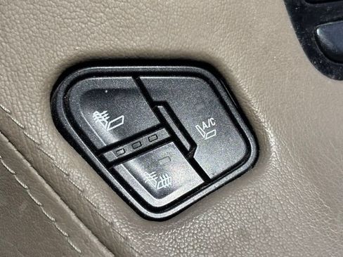 Used 2016 GMC Yukon XL SLT w/ Open Road Package AWD/4WD image 35