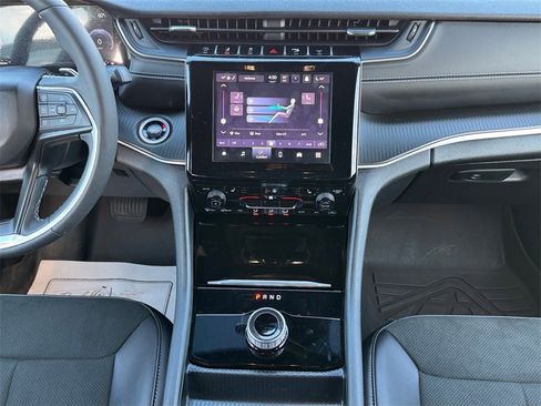 Used 2025 Jeep Grand Cherokee Altitude image 16