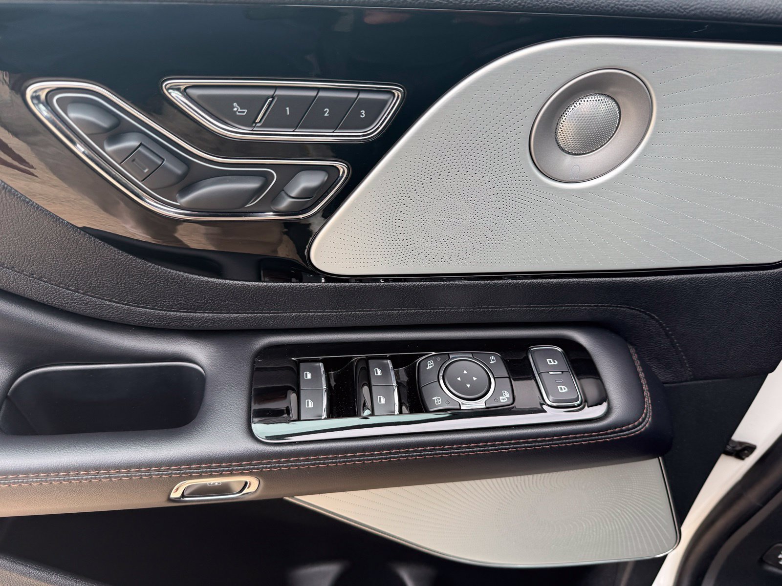 Used 2022 Lincoln Aviator Reserve w/ Equipment Group 201A AWD/4WD image 14
