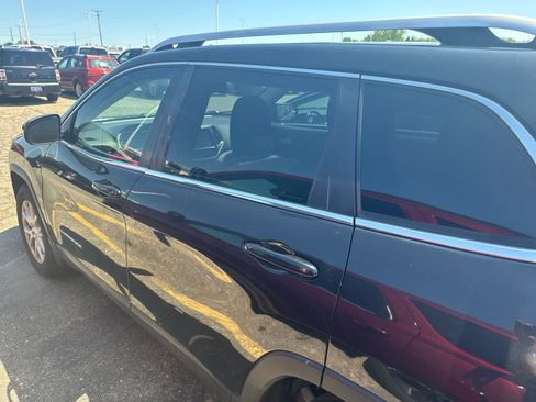 Used 2014 Jeep Cherokee Latitude w/ Comfort/Convenience Group AWD/4WD image 17