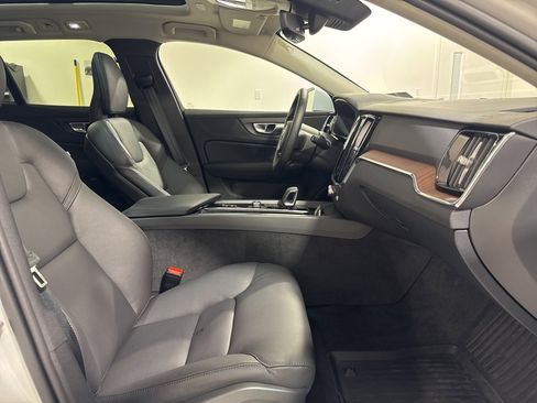 Used 2024 Volvo V60 B5 Cross Country Plus image 28