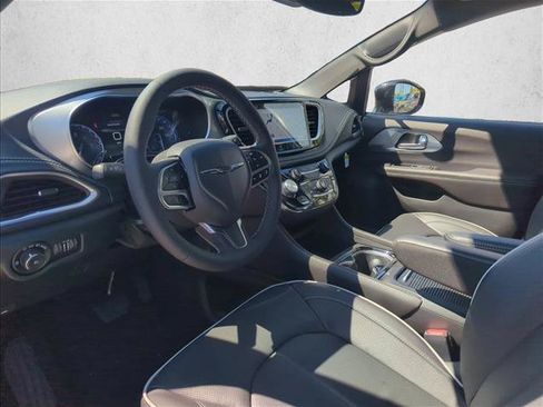 New 2026 Chrysler Pacifica Limited FWD image 2