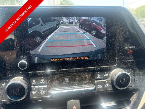 Used 2023 Toyota Highlander XLE FWD image 9