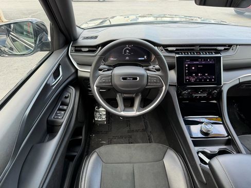 Used 2025 Jeep Grand Cherokee Altitude image 15