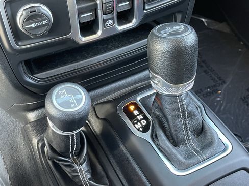 Used 2018 Jeep Wrangler Unlimited Sahara w/ Uconnect 4C Nav & Sound Group AWD/4WD image 22