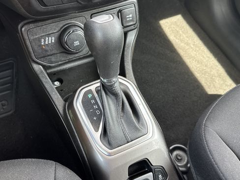 Used 2022 Jeep Renegade Latitude AWD/4WD image 15