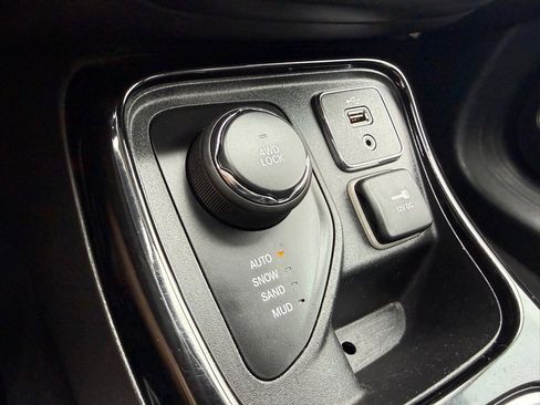 Used 2018 Jeep Compass Limited w/ Navigation Group image 30