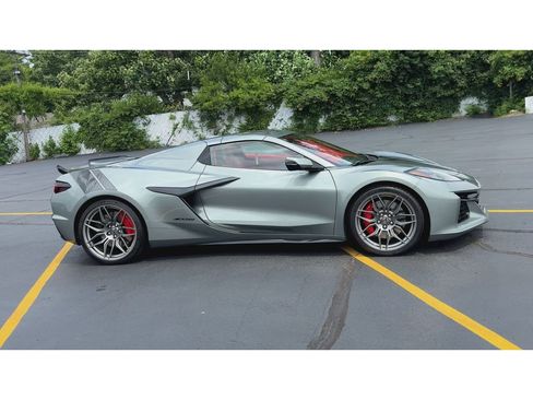 Used 2024 Chevrolet Corvette Z06 RWD image 2