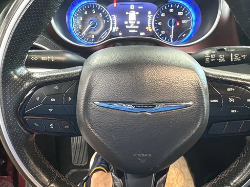 Used 2019 Chrysler Pacifica Limited FWD image 17