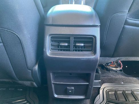 Used 2018 Ford Edge SE image 27