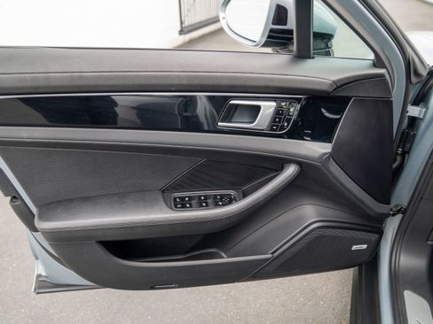 Used 2018 Porsche Panamera 4 image 11