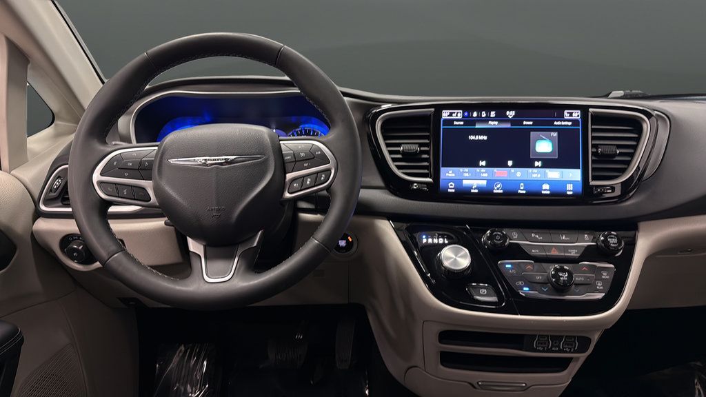 Used 2024 Chrysler Pacifica Touring-L FWD image 11