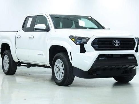 Used 2025 Toyota Tacoma SR5 AWD/4WD image 3