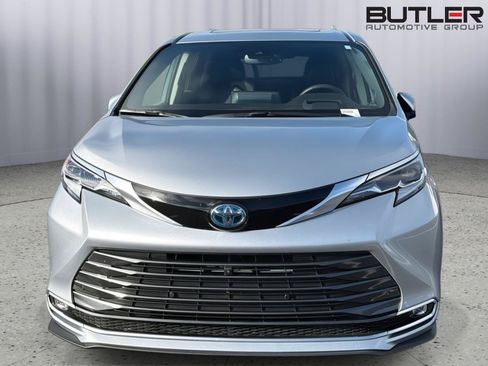 Used 2022 Toyota Sienna Platinum FWD image 4