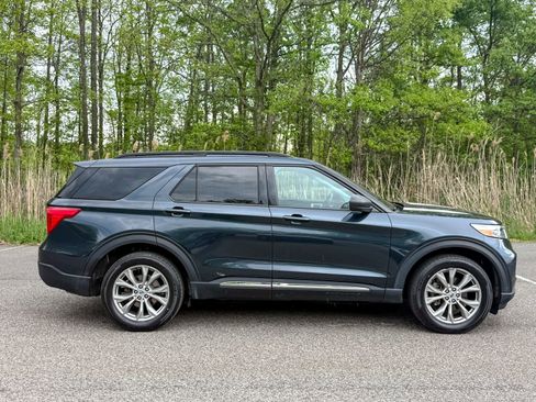 Certified 2023 Ford Explorer XLT w/ Equipment Group 202A AWD/4WD image 7