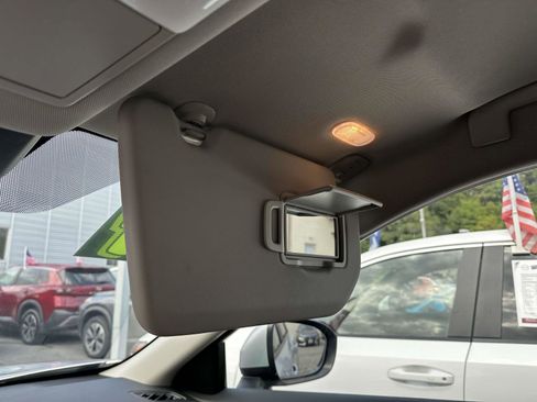 Used 2024 Nissan Rogue SV image 17