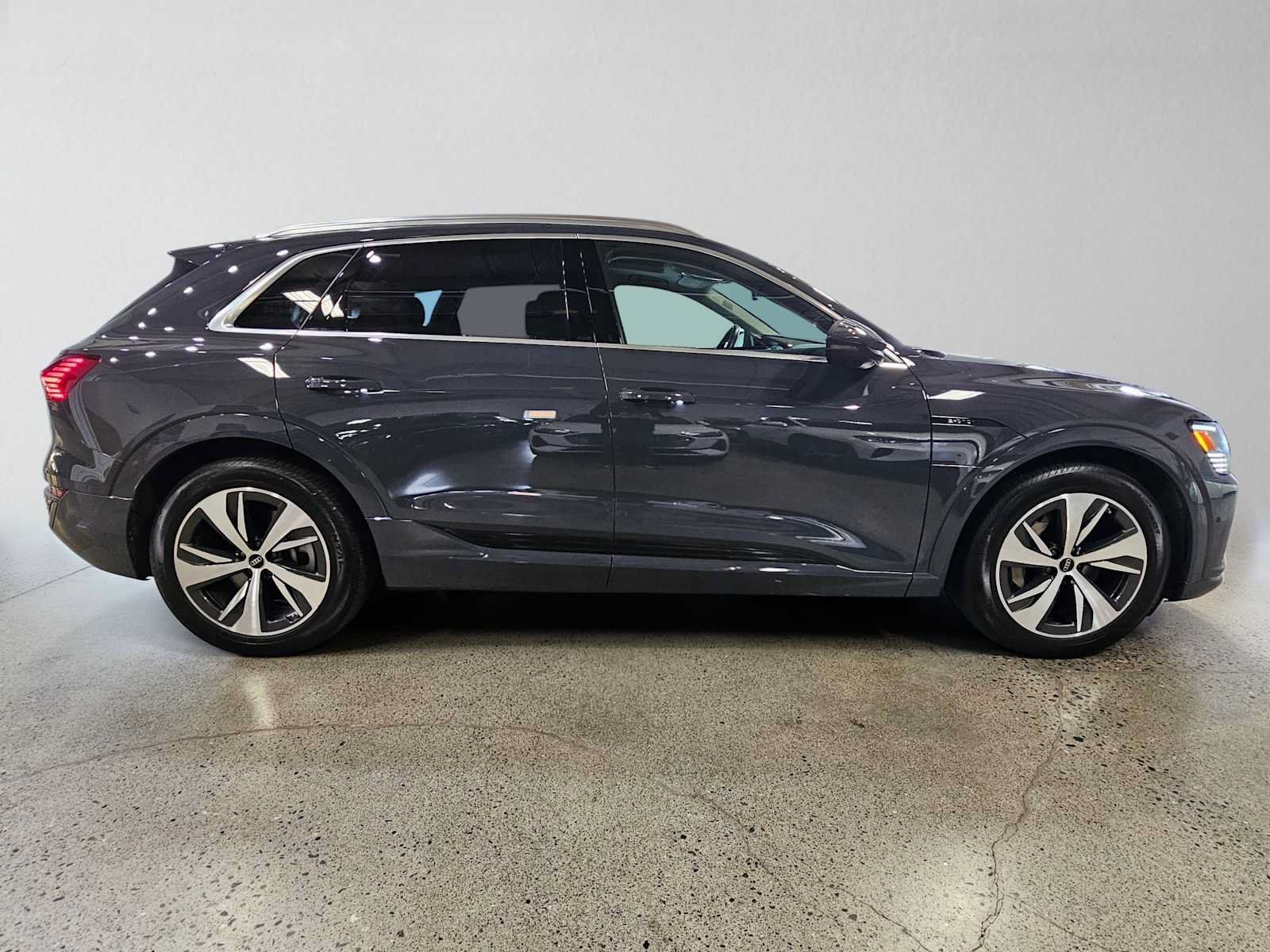 Used 2024 Audi Q8 e-tron Premium Plus AWD/4WD image 2