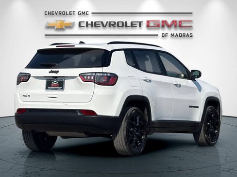 Used 2025 Jeep Compass Latitude w/ Convenience Group AWD/4WD image 3