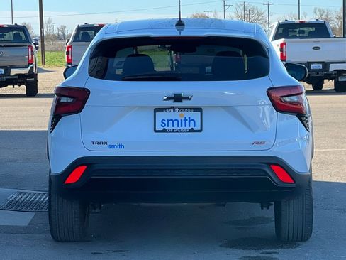 Used 2024 Chevrolet Trax RS w/ Sunroof Package FWD image 5