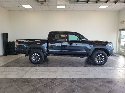 Used 2023 Toyota Tacoma TRD Off-Road w/ Technology Package AWD/4WD image 4