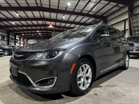Used 2017 Chrysler Pacifica Touring-L Plus w/ Advanced Safetytec Group image 9
