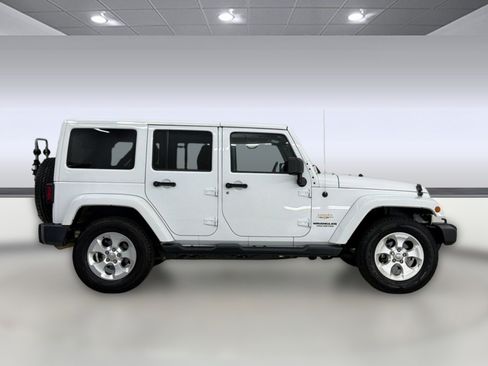 Used 2014 Jeep Wrangler Unlimited Sahara w/ Connectivity Group AWD/4WD image 8