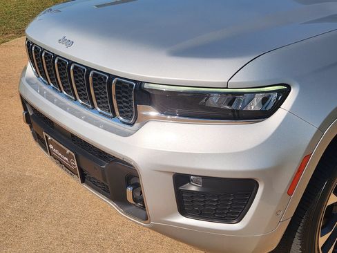 Used 2024 Jeep Grand Cherokee Overland AWD/4WD image 10