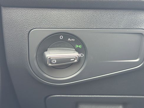 Used 2024 Volkswagen Tiguan SE w/ Panoramic Sunroof Package image 24